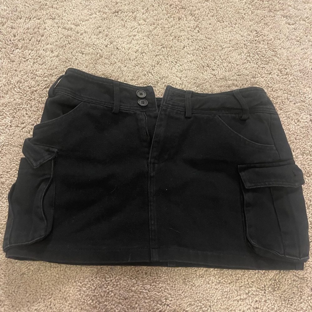 Edikted Katya Low-Rise Cargo Skirt black